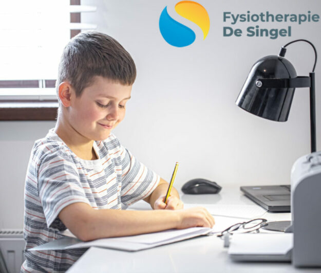 Schooljaar, school, werk, nieuw, jaar, huiswerk, thuiswerk, werken thuis, werk thuis, nekklachten, schouderklachten, rugklachten, rug, nek, schouder, studeren, studie, leerling, student, werknemer, laptop, computer, nekpijn, rugpijn, schouderpijn, ademhaling, houding, ergonomisch, ergotherapie, beweging, werkplek