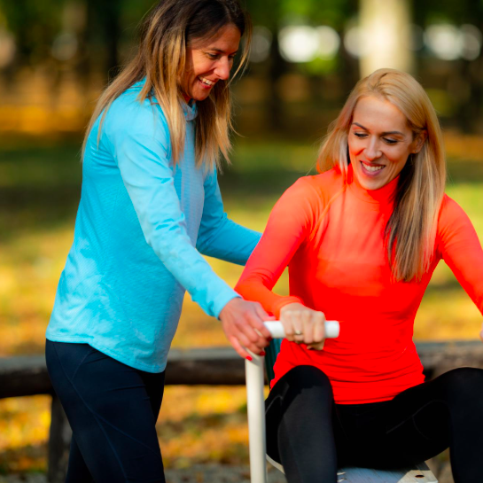 Terug in beweging: 6 tips om te sporten na een blessure mevrouw met blauw shirt help vrouw met bewegen na een blessure