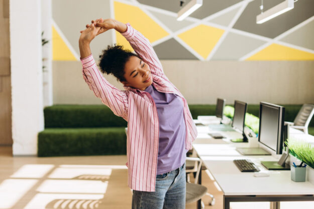 vrow doet aan hetvoorkomen van nek- en schouderklachten tijdens het werk.
