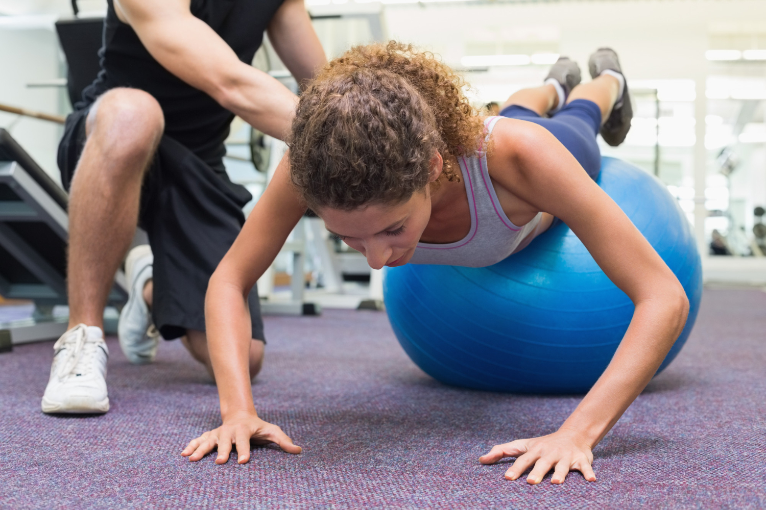 Vrouw wordt geholpen met herstel na het sporten.